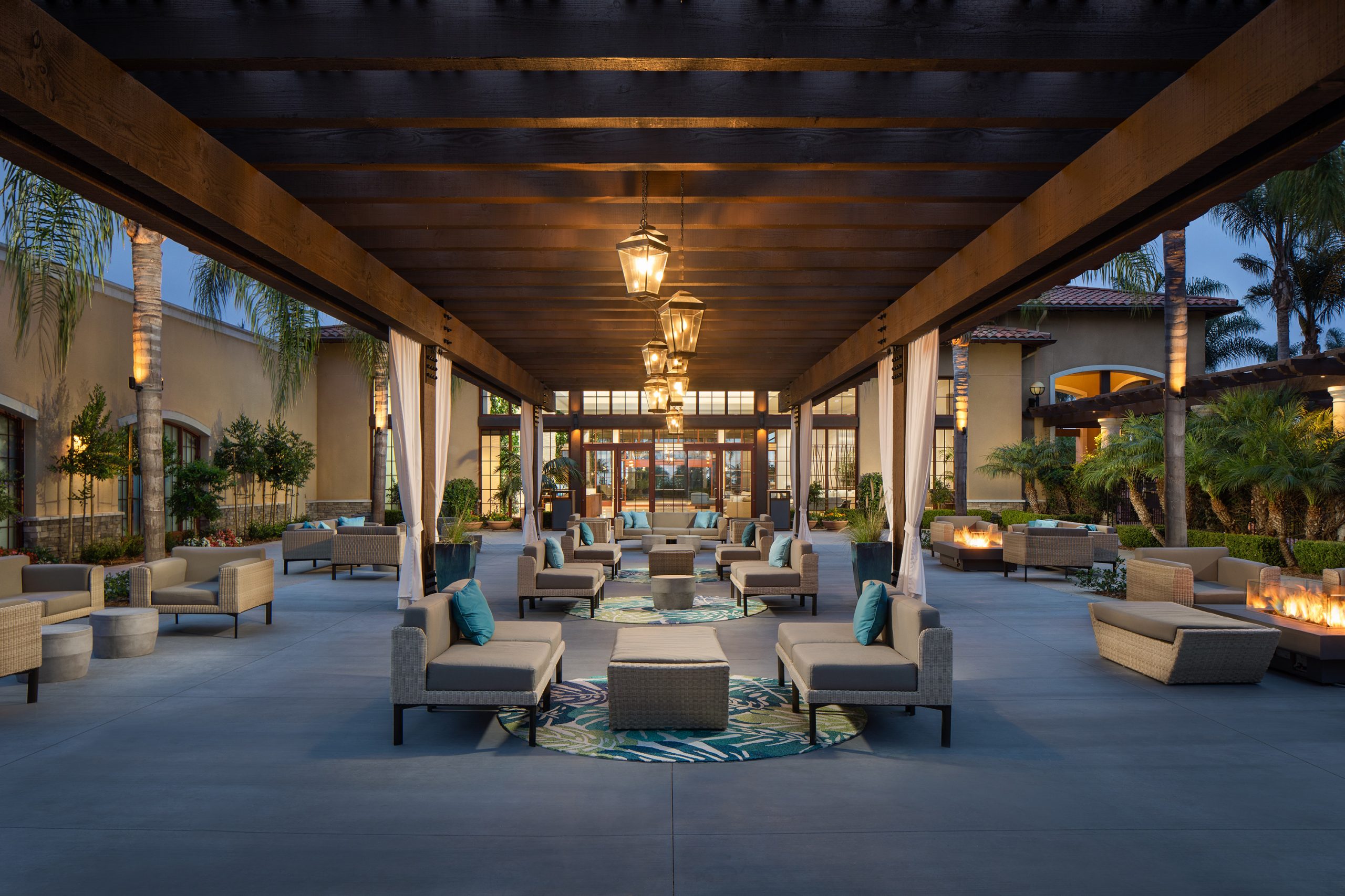 Westin Carlsbad Resort & Spa - Palm Courtyard Seating